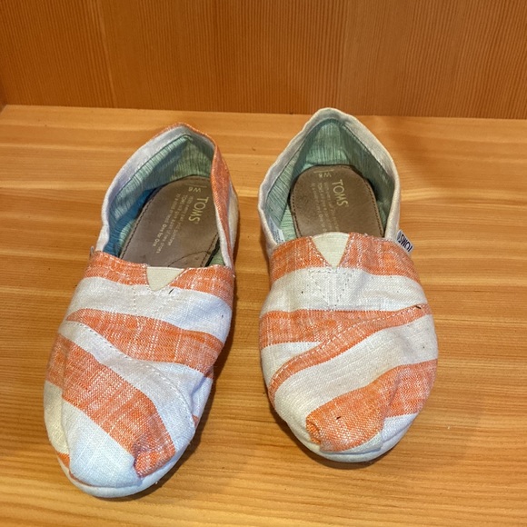 Toms in summer colours.  like new. Size 6 - Picture 6 of 6